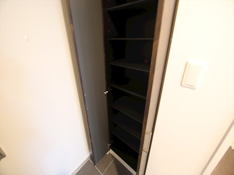 玄関　玄関　シューズボックス付（収納充実してます）