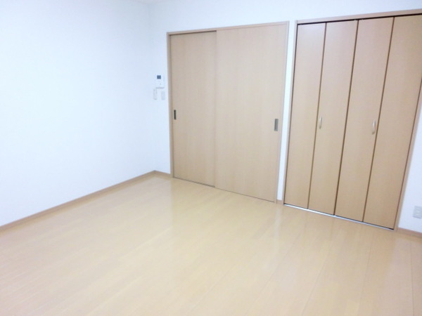 居室・リビング　８．２帖の洋室