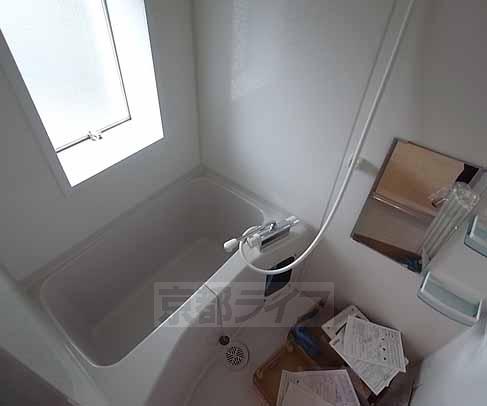 バス・シャワールーム　小窓付きで２４時間自然換気