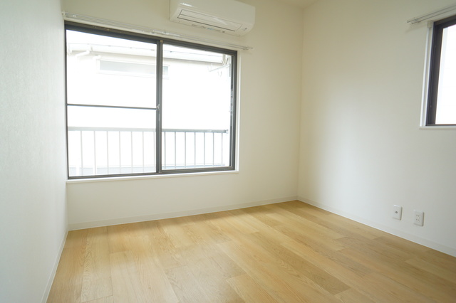 居室・リビング　２面採光なので、明るく風通しのよい過ごしやすいお部屋です♪