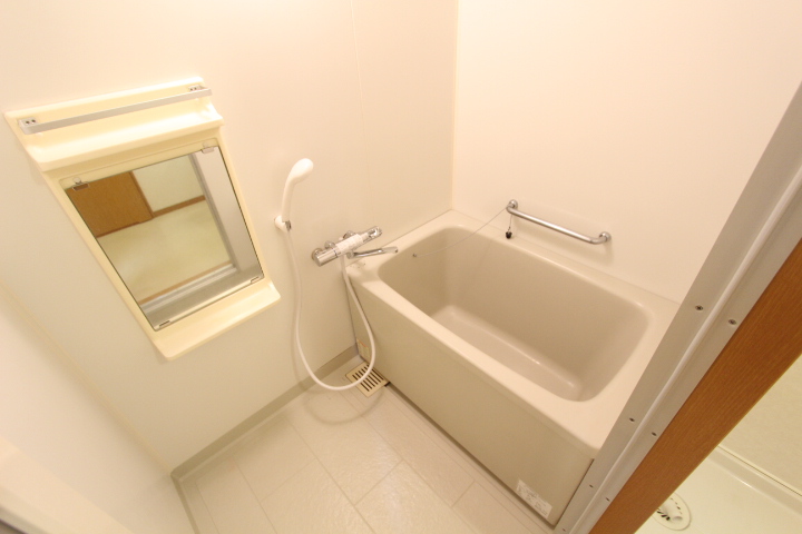 バス・シャワールーム　落ち着いた空間のお風呂です