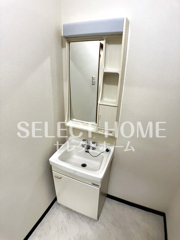 洗面設備　独立洗面台、小物を置くことができて便利です 同型タイプ