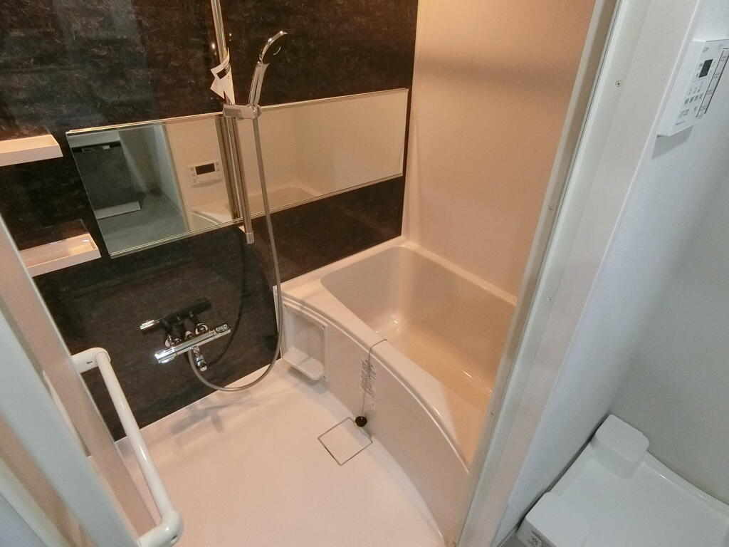 バス・シャワールーム　3口コンロのシステムキッチン