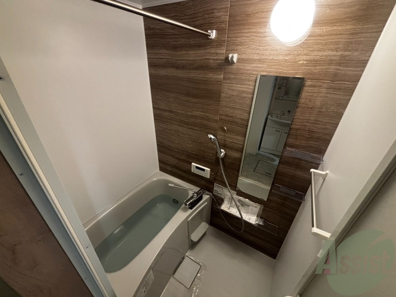 バス・シャワールーム　落ち着いたデザインの浴室。ゆったりできそうです。