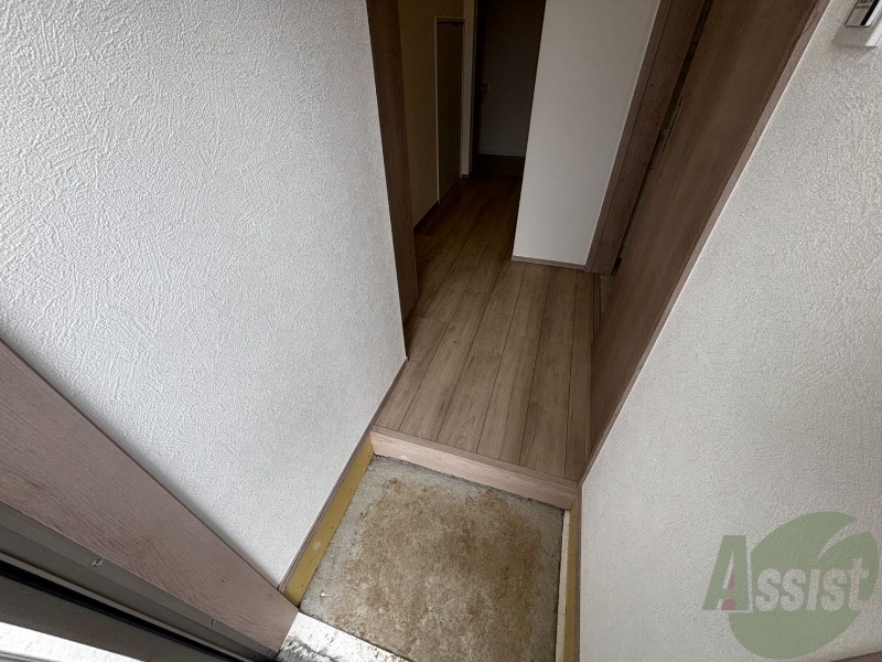 玄関　玄関からの様子です。すぐ部屋が見えないのは安心ですね。