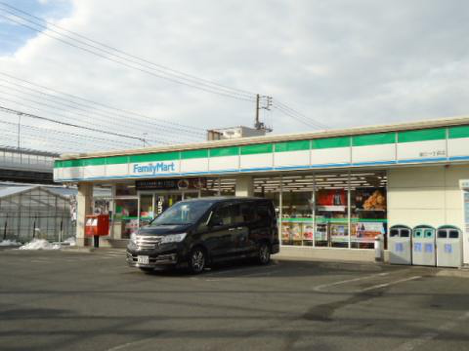 コンビニ　ファミリーマート 春江町2丁目店（コンビニ）まで628m