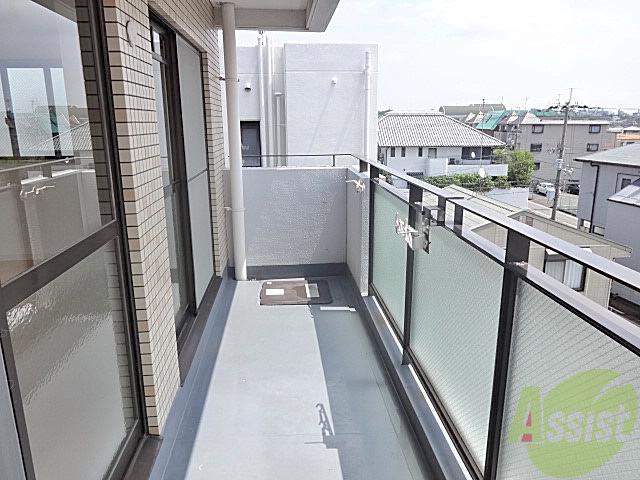 バルコニー　お洗濯物が多いご家族も安心の広さのバルコニーですよ。