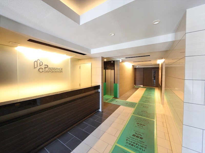 エントランス　エントランス　オートロック　宅配ＢＯＸ　防犯カメラ