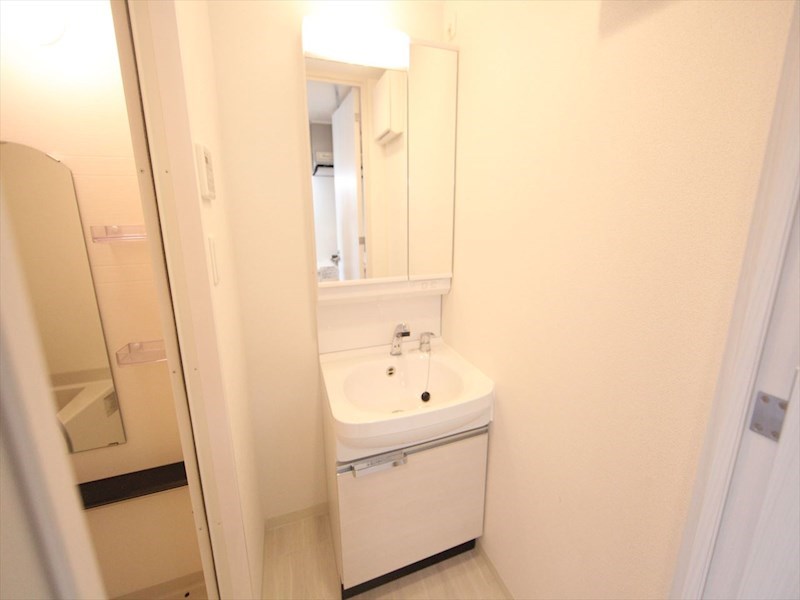 洗面設備　脱衣所　独立洗面台（シャンプードレッサー付）収納スペース有