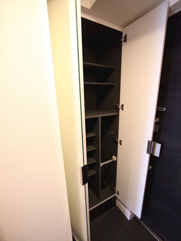 玄関　玄関　姿見鏡付き　シューズボックス付（収納充実してます）