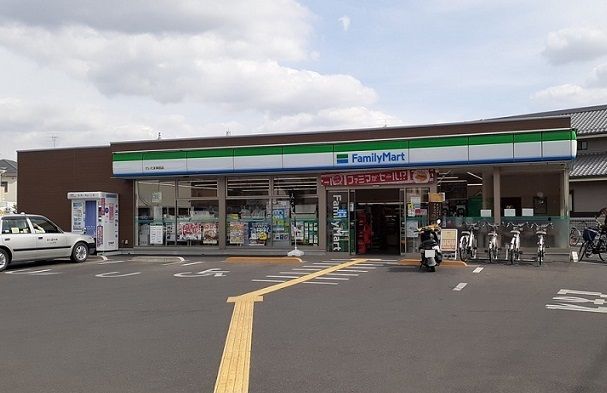 コンビニ　ファミマ　さいたま神田店（コンビニ）まで98m