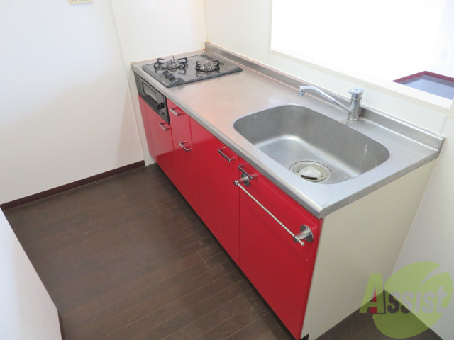 キッチン　２口コンロ付きで、ガスコンロを新しく買う必要が無いですね。