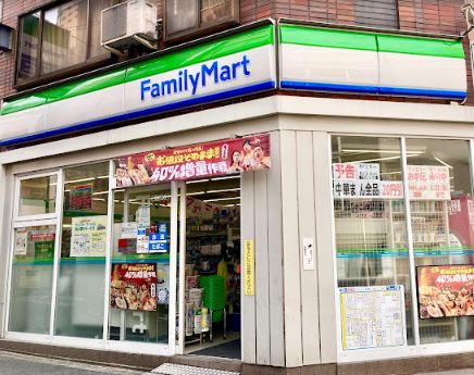 コンビニ　ファミリーマート 松崎町店（コンビニ）まで233m