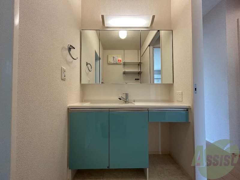 洗面設備　シャンプードレッサー付きで身支度が楽しくなです。