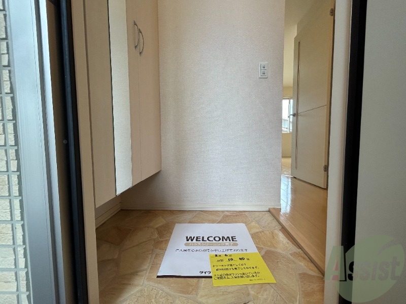 玄関　玄関からの様子です。すぐ部屋が見えないのは安心ですね。