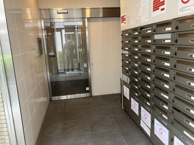 エントランス　落ち着いたエントランスです