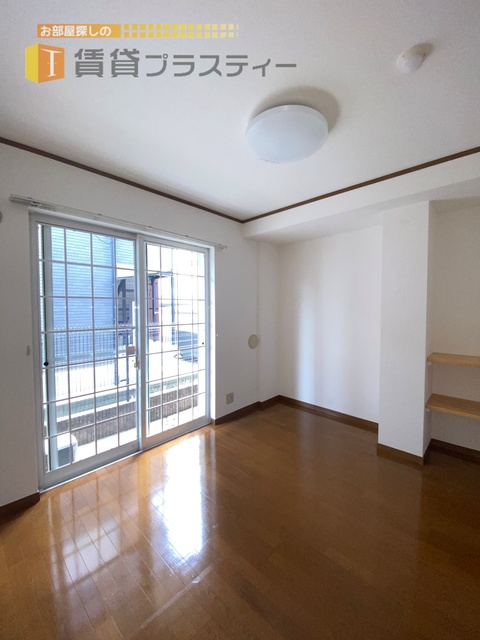 居室・リビング　デスクスペースがあったり気が利いています