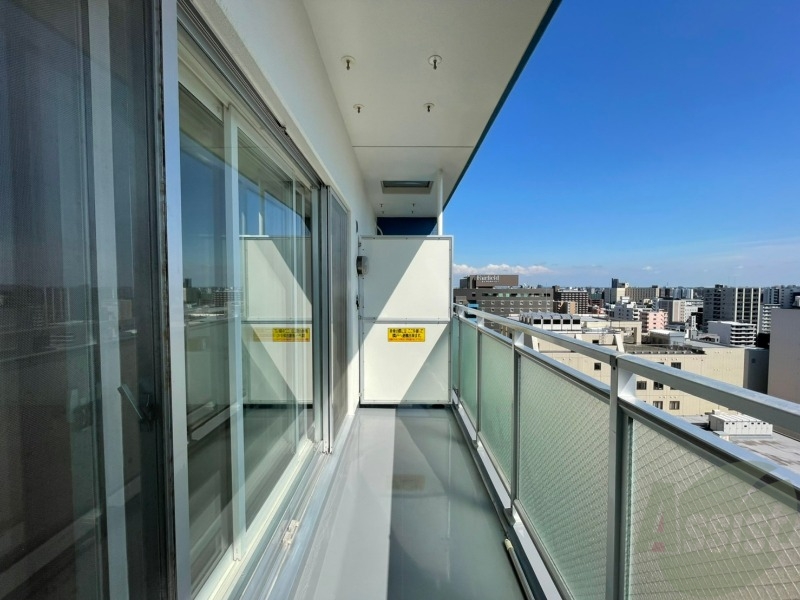 バルコニー　バルコニーは幅があり、広い印象を受けました。