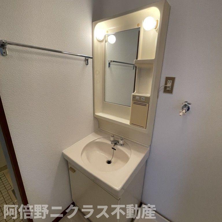 洗面設備　内装は別部屋の参考写真です。