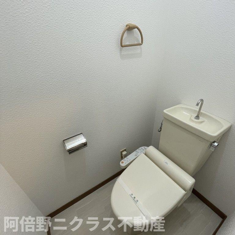 トイレ　内装は別部屋の参考写真です。