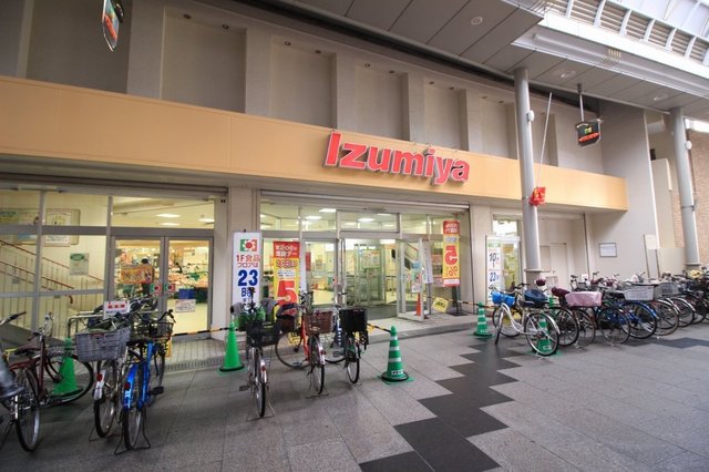 スーパー　イズミヤ淡路店（スーパー）まで691m