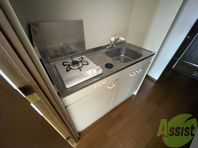 キッチン　キッチンはガスコンロが付いていて引越してすぐ使えそうです。