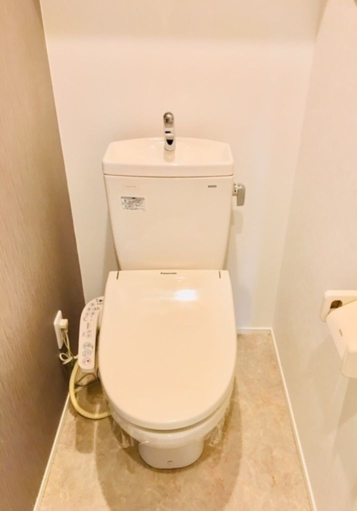 トイレ　温水洗浄機能付トイレ（同一仕様写真）