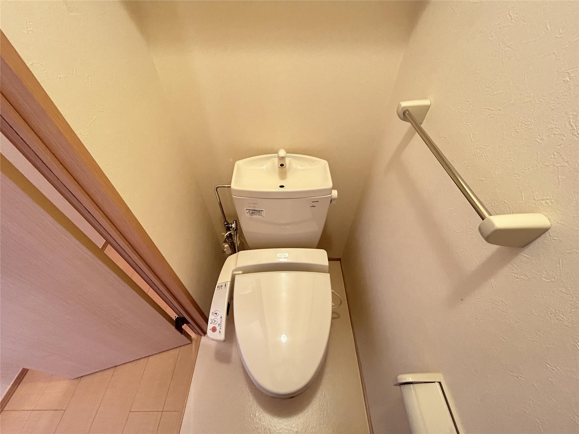 トイレ　温水洗浄暖房便座付トイレ（同タイプ）