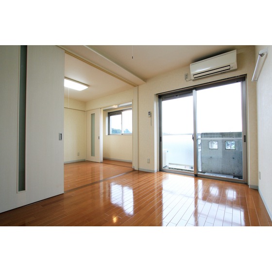 居室・リビング　写真はほぼ同じ間取りの４０８号室です。