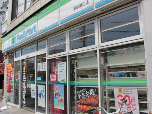 コンビニ　ファミリーマート 蕨駅東口店（コンビニ）まで131m