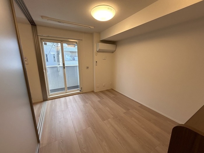 居室・リビング　リビングは９帖♪小物整理に便利な収納付きです♪