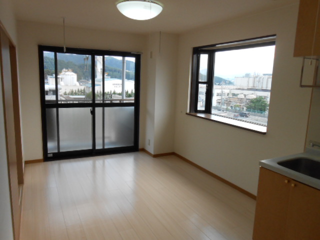 居室・リビング　南面リビング（全室照明完備）・西面に換気採光出窓有り