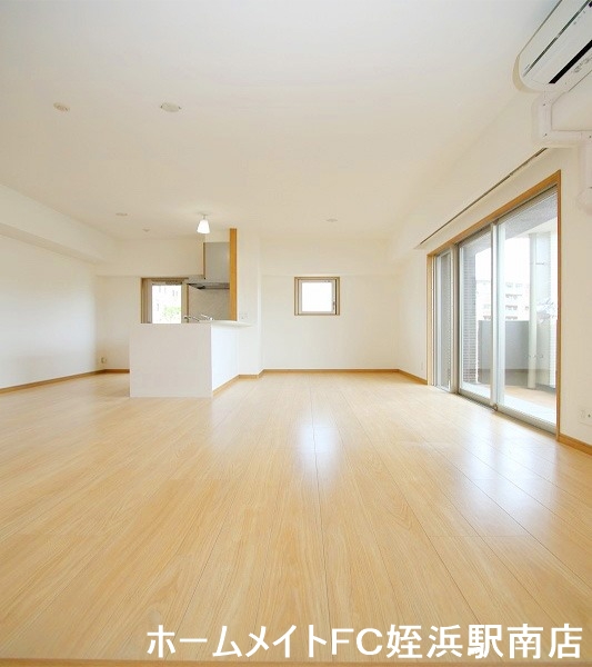 居室・リビング　★明るい広々リビング★※別部屋参考写真