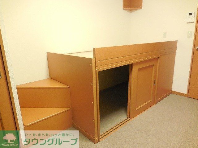 その他部屋・スペース　ベッドの下にも、収納スペースが御座います。