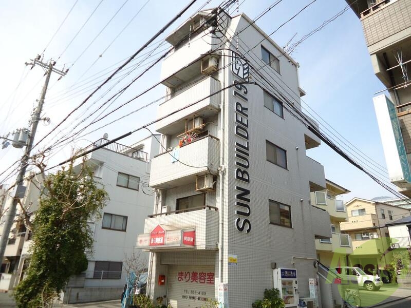 建物外観　１階は美容室です。