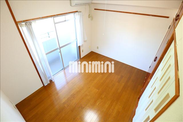 居室・リビング　６帖の洋室です