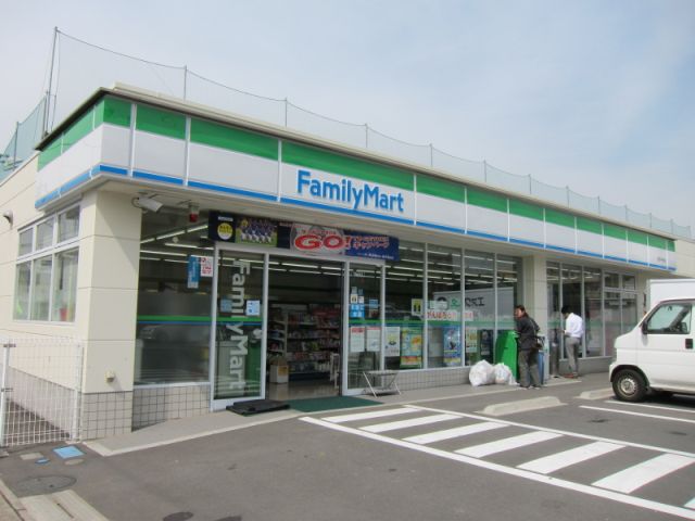 コンビニ　ファミリーマート（コンビニ）まで70m