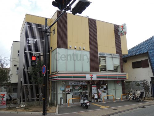 コンビニ　7 ELEVEN（コンビニ）まで528m