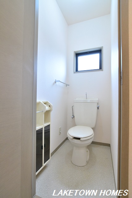 トイレ　小窓のあるトイレです。