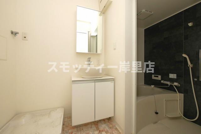 洗面設備　独立洗面台、朝の身支度には欠かせません