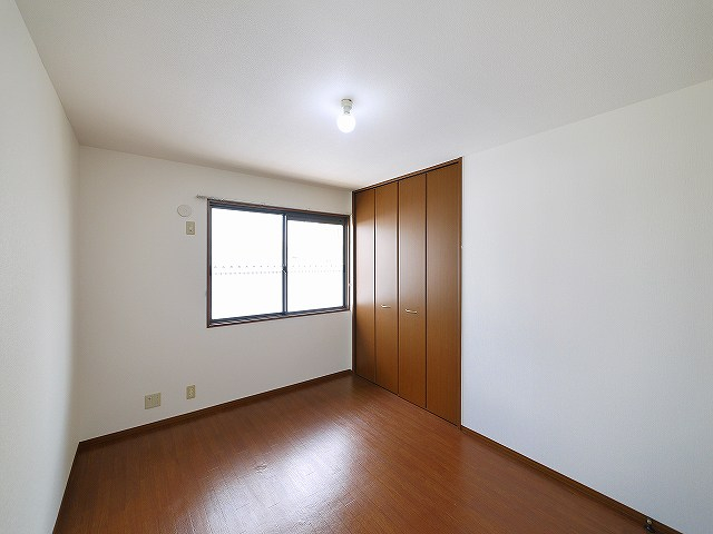 その他部屋・スペース　開放的な寝室です