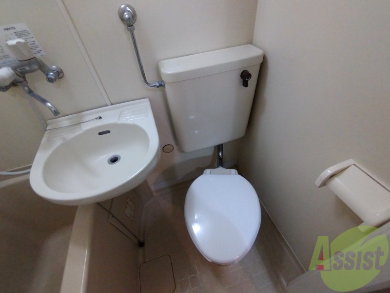 トイレ　ユニットバス内のトイレです。一人暮らしなら十分ですね。