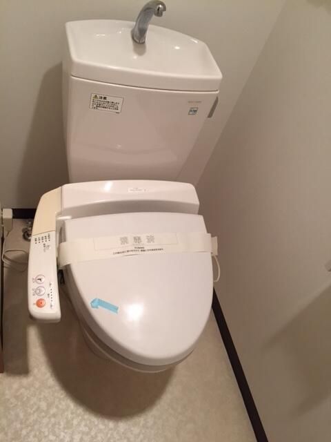 トイレ　落ち着いた色調のトイレです
