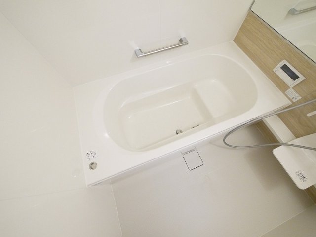 バス・シャワールーム　一坪風呂。足が伸ばせて日々の疲れを癒してくれます