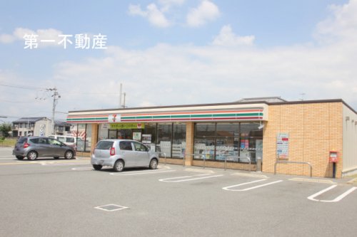 コンビニ　セブンイレブン社梶原店（コンビニ）まで677m