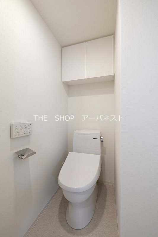 トイレ　シャワートイレ付き、収納棚もあります。