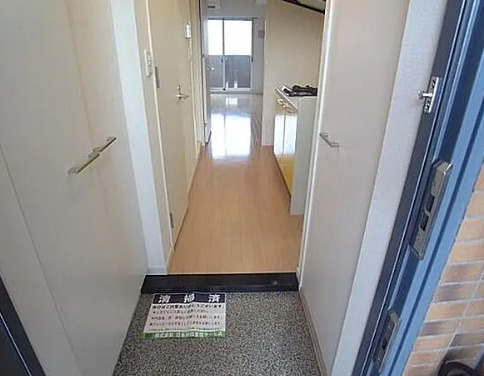 玄関　別部屋の画像を使用しております。