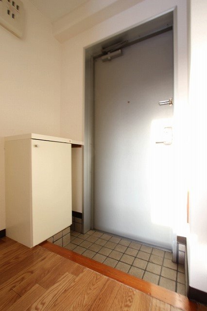 玄関　同物件別号室の写真