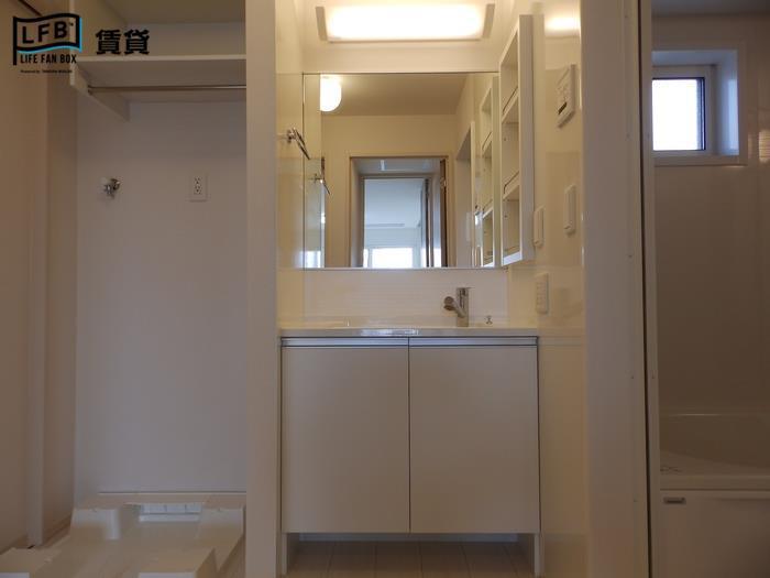 洗面設備　※間取りの異なるお部屋の写真です
