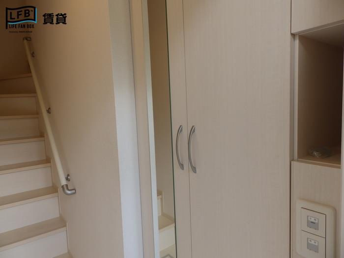 玄関　※間取りの異なるお部屋の写真です